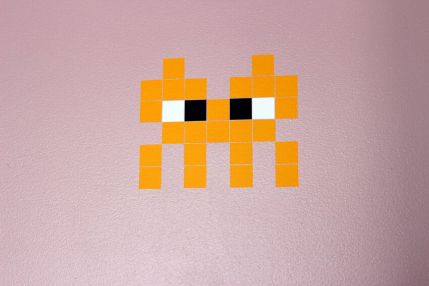 Photo Pixel Art avec un alien jaune de Space Invaders