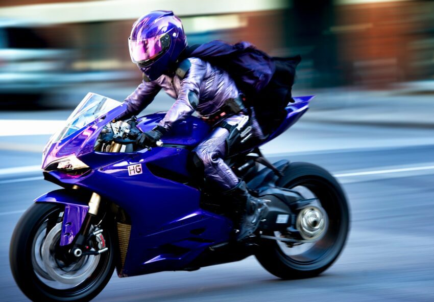 Photo du film Kick-Ass 2 avec Hit-Girl (Chloë Grace Moretz) en moto