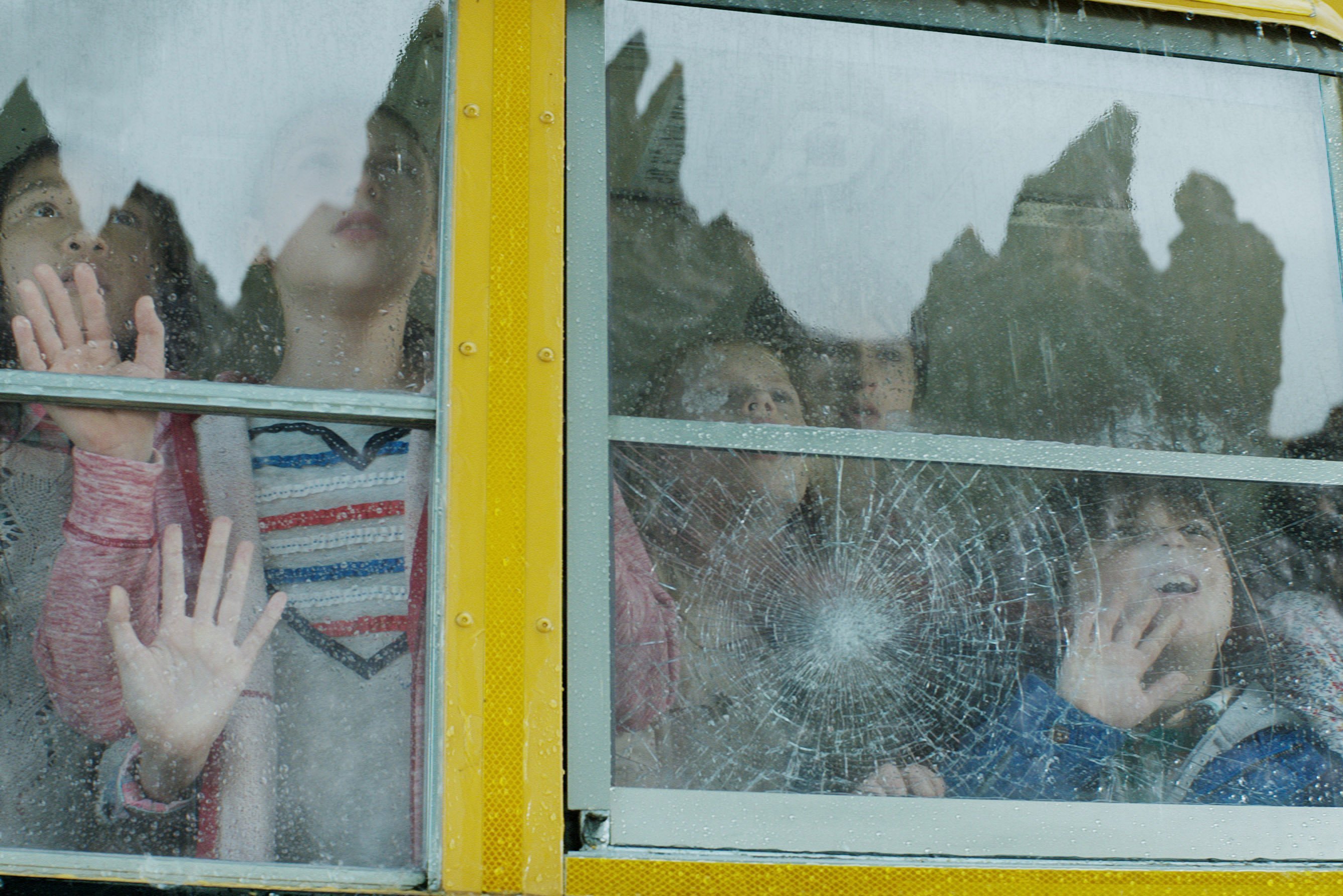 Photo d'un bus scolaire dans le film Godzilla (2014) réalisé par Gareth Edwards