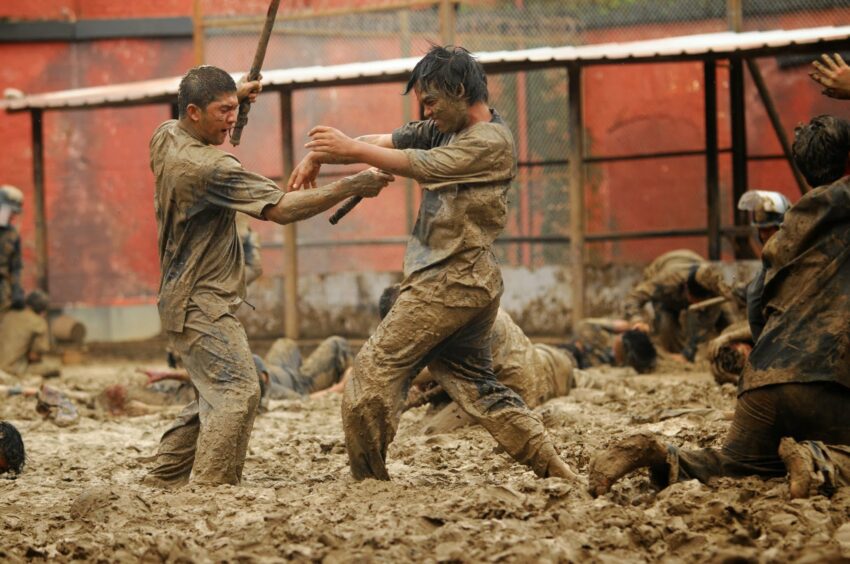 Photo d'un combat de boue dans le film The Raid 2: Berandal