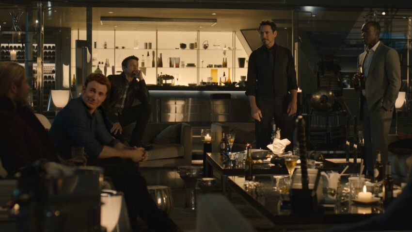 Photo du film Avengers: l’Ère d’Ultron écrit et réalisé par Joss Whedon avec les Avengers en train de faire la fête