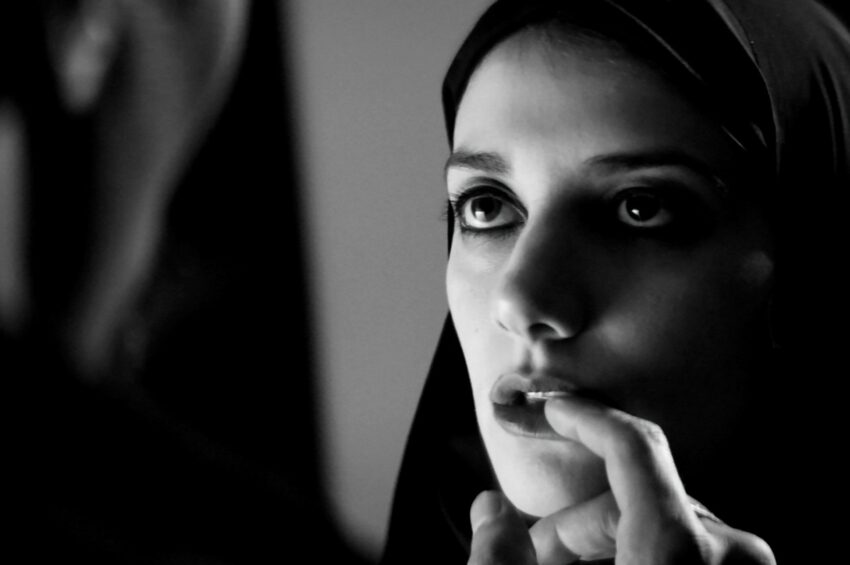 Photo d'A Girl Walks Home Alone at Night