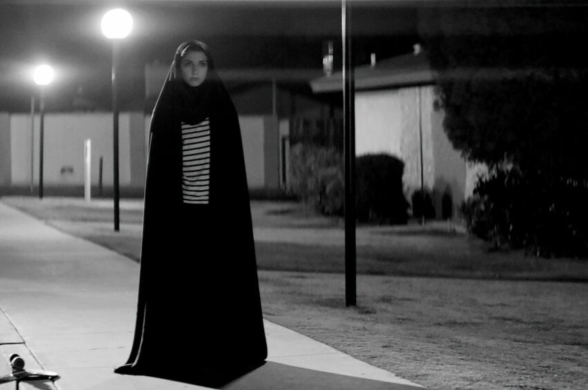 Photo d'A Girl Walks Home Alone at Night