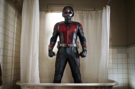 Photo du film Ant-Man réalisé par Peyton Reed, d’après un scénario d’Adam McKay et Paul Rudd, avec Paul Rudd dans son costume