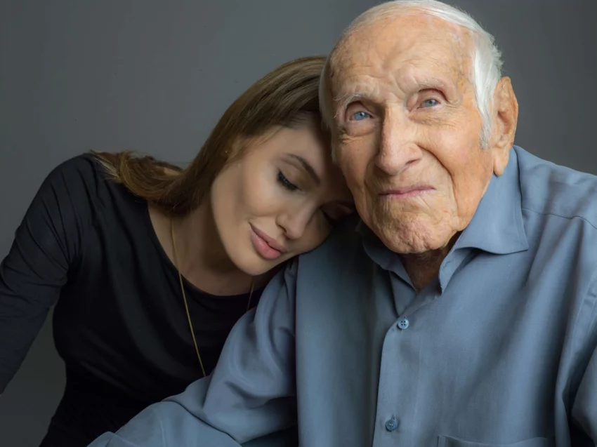 Photo de la réalisatrice Angelina Jolie et Louis Zamperini qui a inspiré le film Invincible.