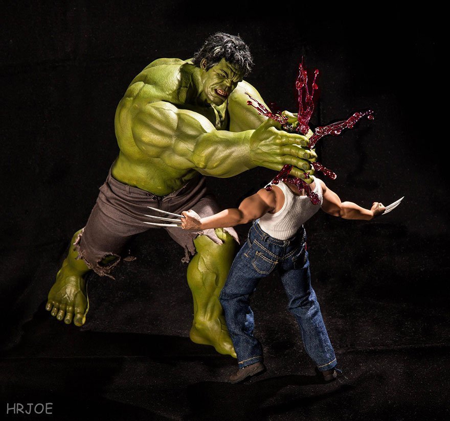 Photo de la vie secrète des super-héros... par Edy Hardjo avec Hulk écrasant la tête de Wolverine