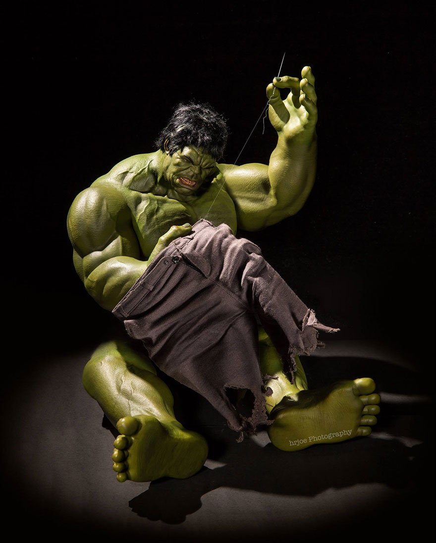 Photo de la vie secrète des super-héros... par Edy Hardjo avec Hulk faisant de la couture