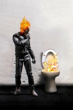 Photo de la vie secrète des super-héros... par Edy Hardjo avec Ghost Rider au WC