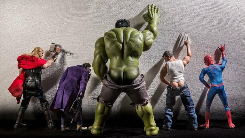 Photo de la vie secrète des super-héros... par Edy Hardjo avec Thor, le Joker, Hulk, Wolverine et Spider-Man faisant pipi