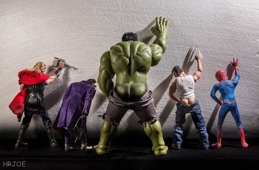 Photo de la vie secrète des super-héros... par Edy Hardjo avec Thor, le Joker, Hulk, Wolverine et Spider-Man faisant pipi