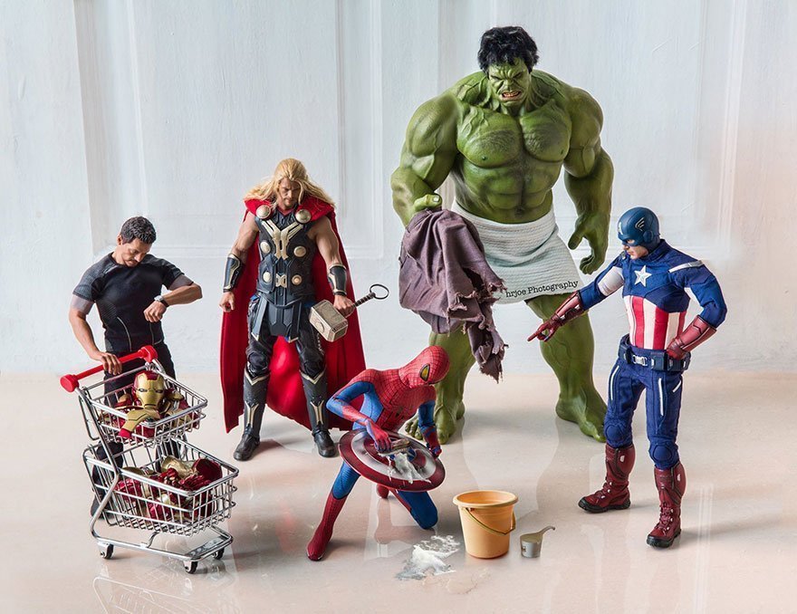 Photo de la vie secrète des super-héros... par Edy Hardjo avec Spider-Man qui lave le bouclier de Captain America