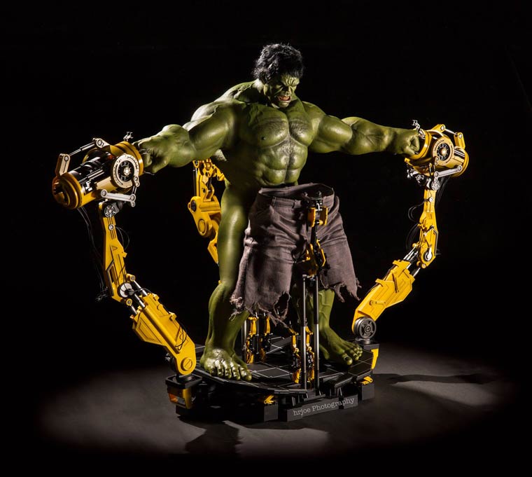 Photo de la vie secrète des super-héros... par Edy Hardjo avec Hulk se servant la machine d'Iron Man