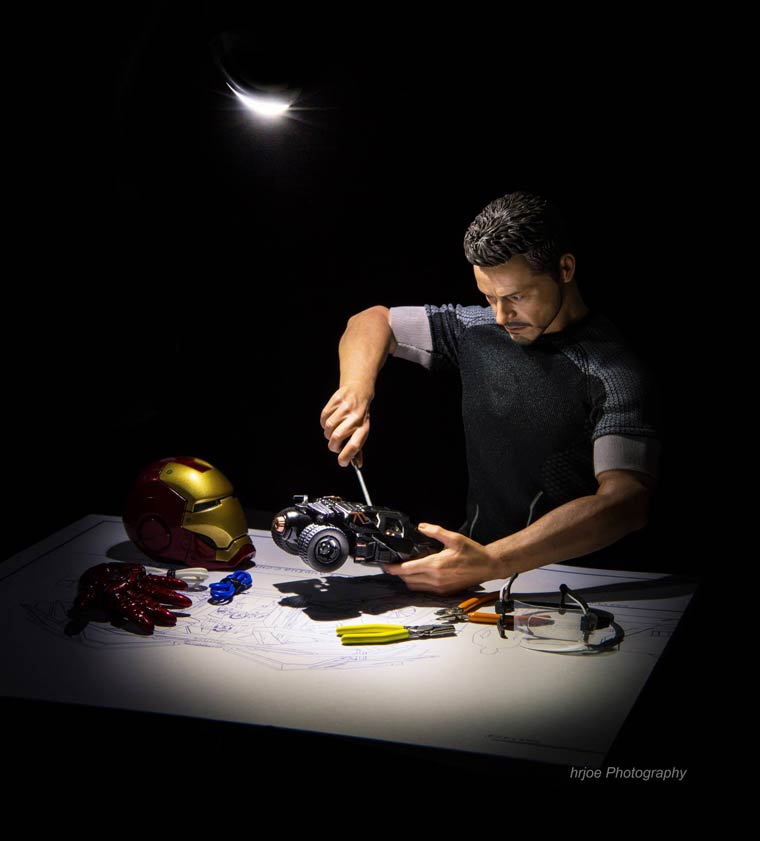 Photo de la vie secrète des super-héros... par Edy Hardjo avec Tony Stark bricolant une Batmobile miniature