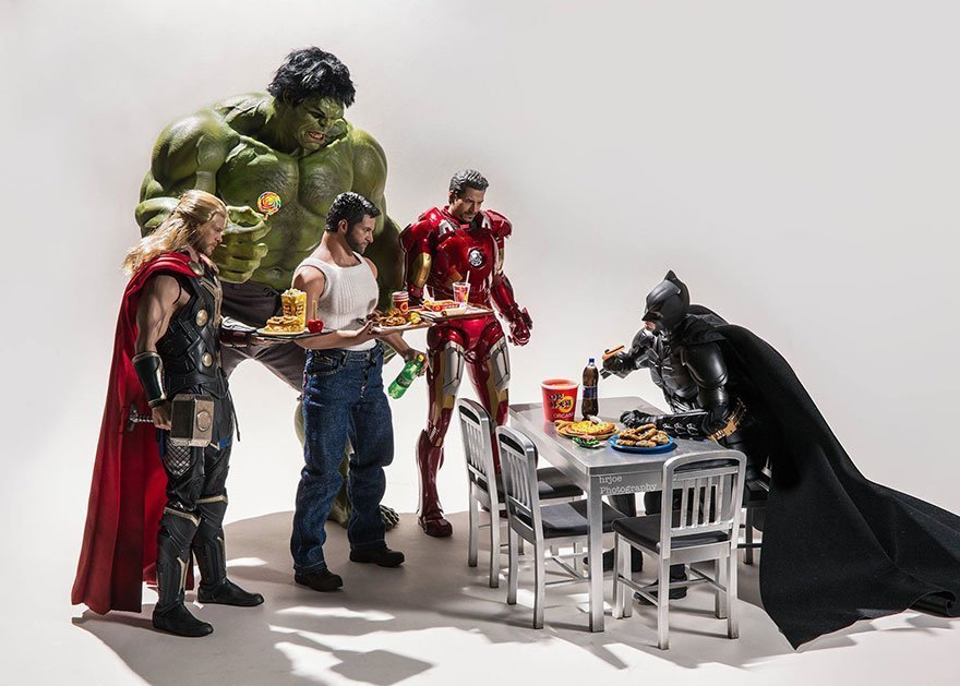 Photo de la vie secrète des super-héros... par Edy Hardjo avec les super-héros mangeant au fast-food