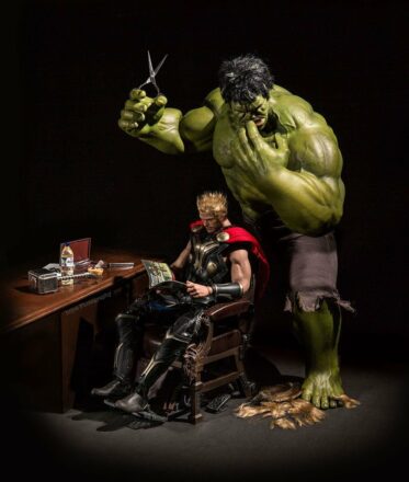 Photo de la vie secrète des super-héros... par Edy Hardjo avec Hulk coiffant Thor