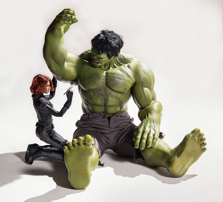 Photo de la vie secrète des super-héros... par Edy Hardjo avec Black Widow épilant les aisselles de Hulk
