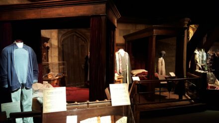 Photo d'Harry Potter : L'exposition à la Cité du cinéma avec la chambre d'Harry et Ron