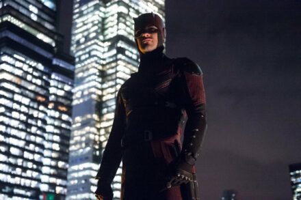Photo de la saison 1 de la série Daredevil avec le costume rouge