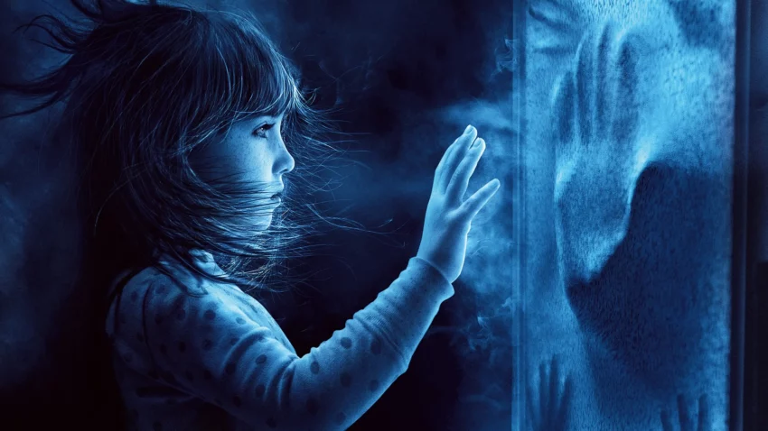 Bannière du film Poltergeist (2015) réalisé par Gil Kenan avec Sam Rockwell, Rosemarie DeWitt, Jared Harris, Jane Adams, Saxon Sharbino