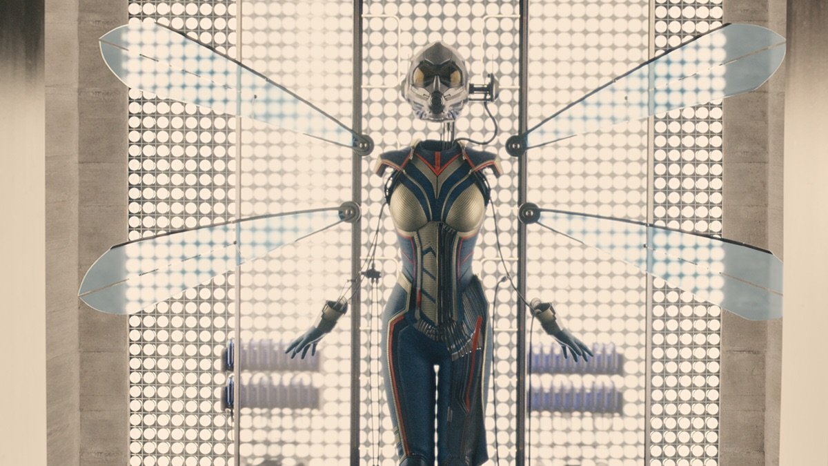 Photo de la scène post-générique du film Ant-Man présentant le costume de Wasp (La Guêpe en VF)