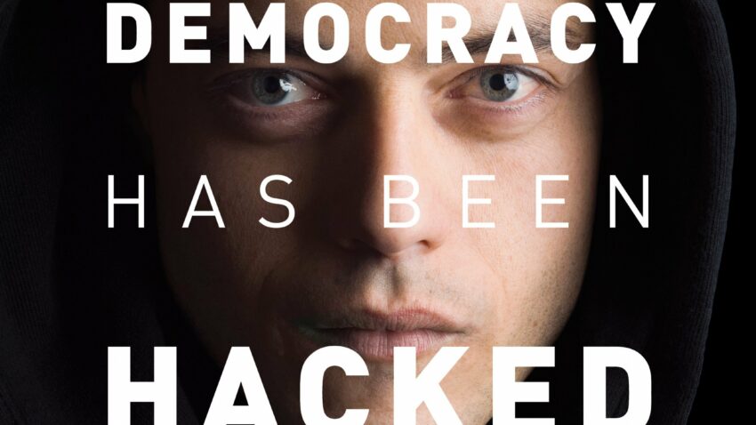 Poster pour la saison 1 de Mr. Robot avec Rami Malek et la tagline 'Our democracy has been hacked'