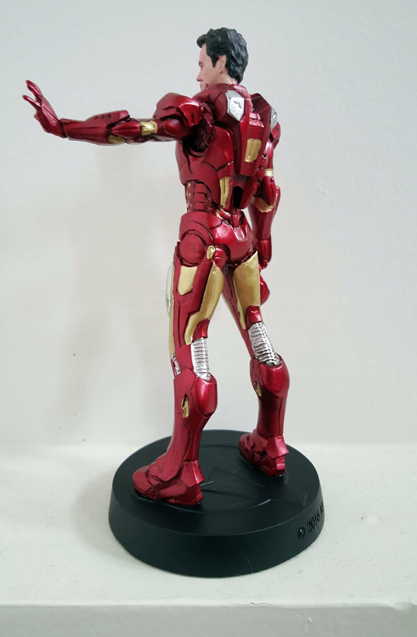 Photo du côté gauche de la figurine Iron Man la collection Super-Héros des Films Marvel avec Iron Man dans Avengers