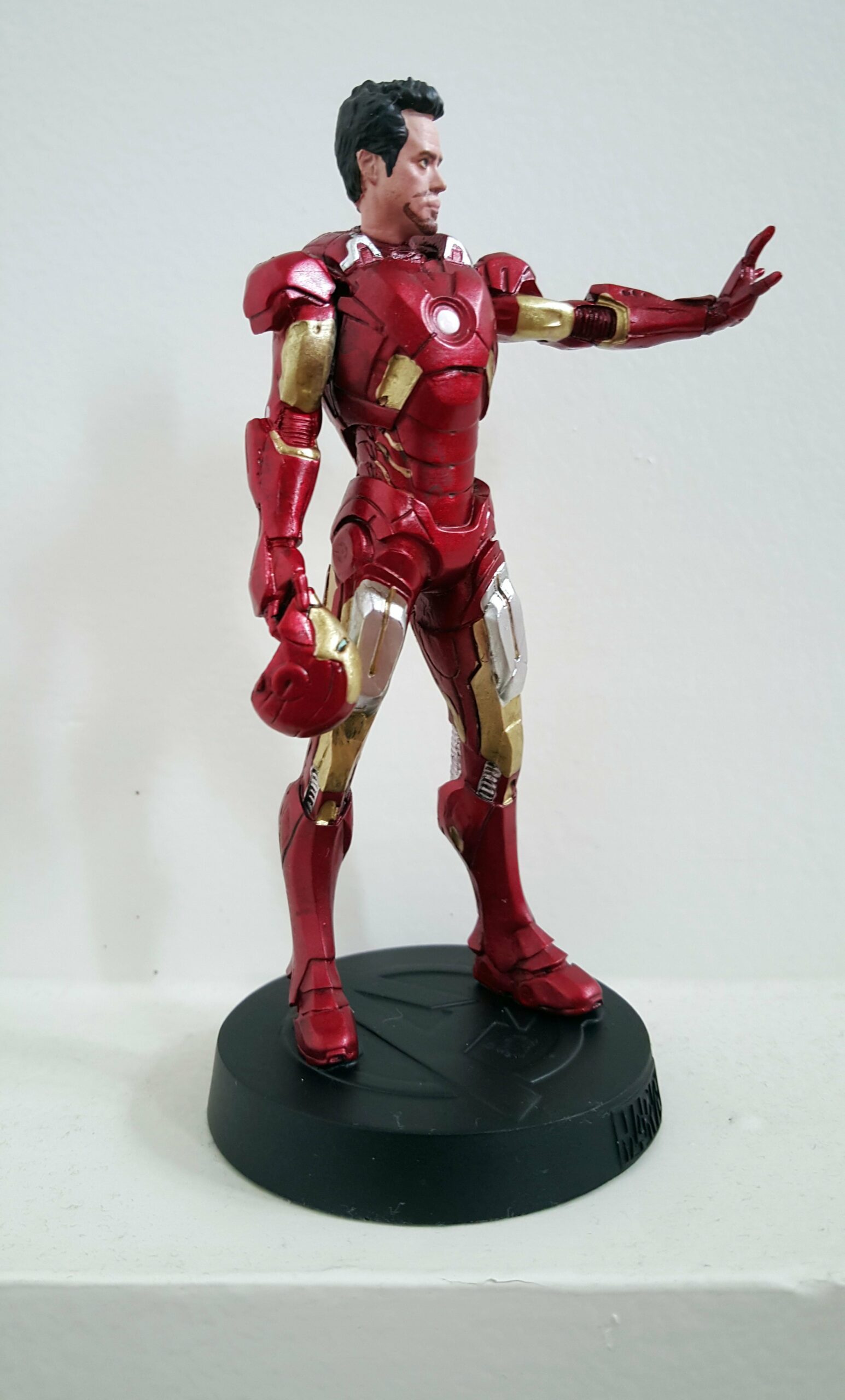 Photo du côté droit de la figurine Iron Man la collection Super-Héros des Films Marvel avec Iron Man dans Avengers