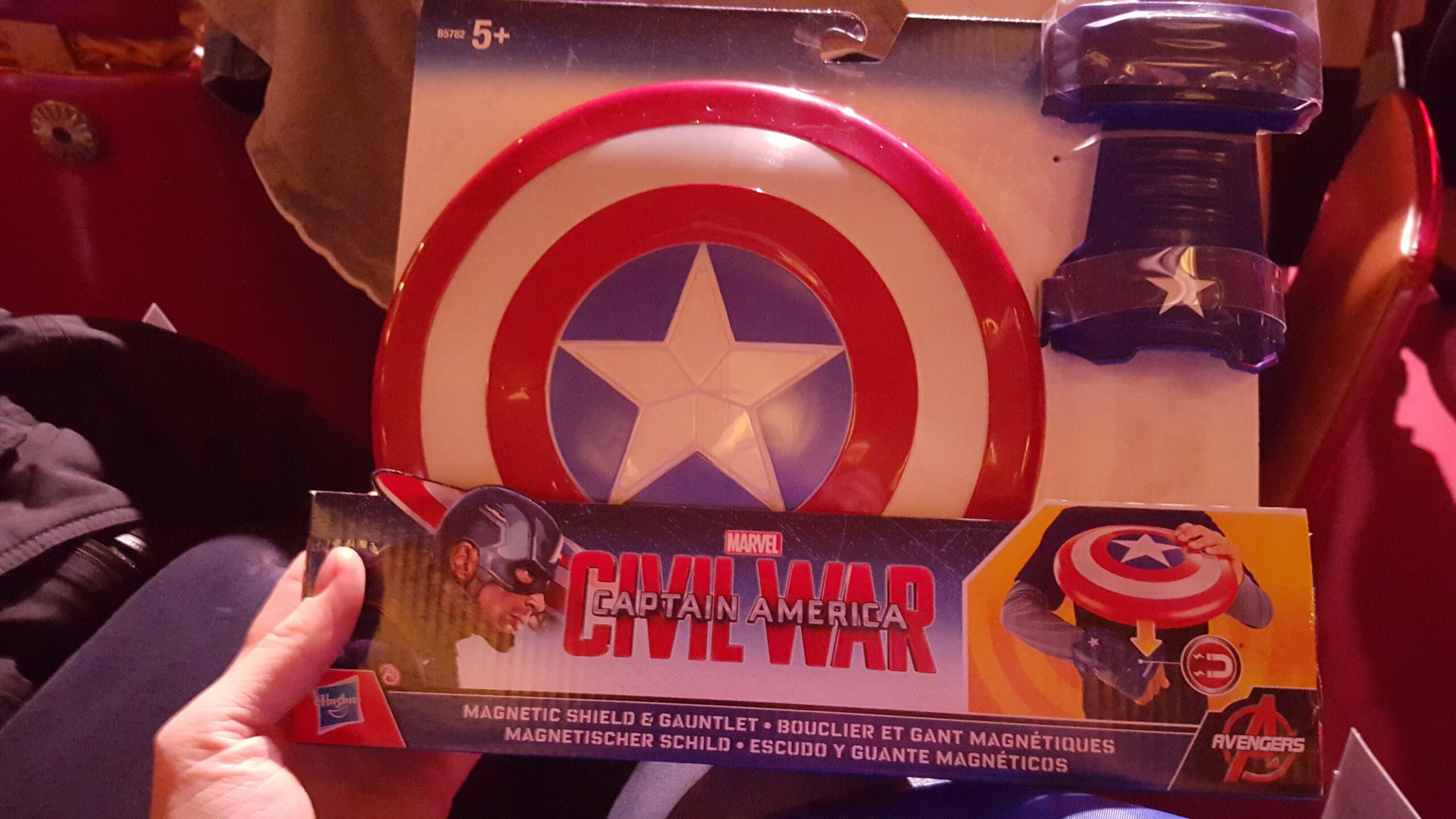 Photo de l'avant-première française au Grand REX de Captain America: Civil War avec le bouclier de Captain America