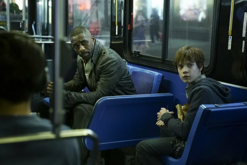Photo de La Tour Sombre avec Idris Elba et Tom Taylor dans le métro