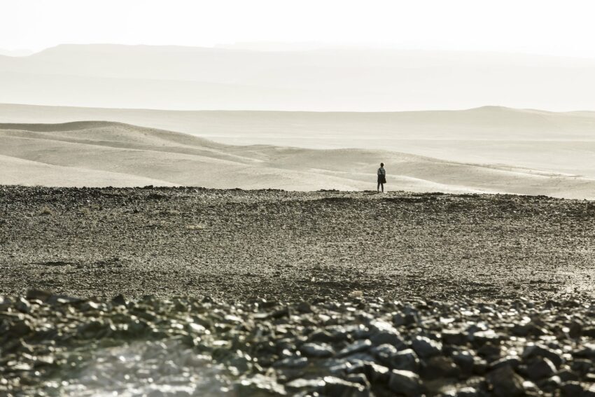 Photo de La Tour Sombre avec Tom Taylor dans le désert