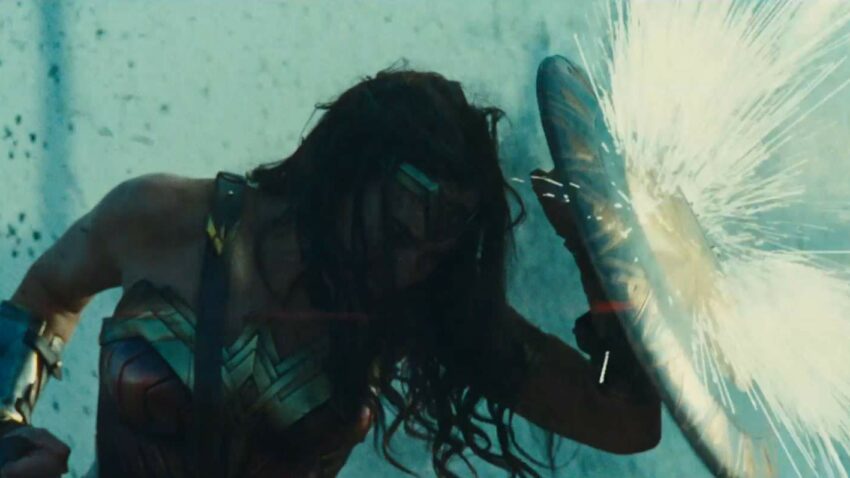 Photo de Wonder Woman en train de lever le bouclier