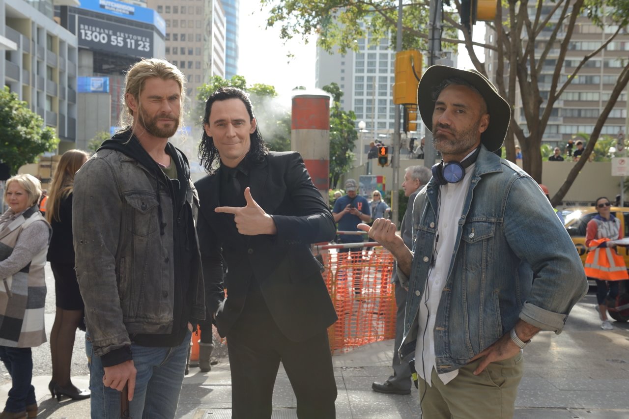 Photo du tournage de Thor: Ragnarok à New York avec Hemsworth, Hiddleston et Waititi