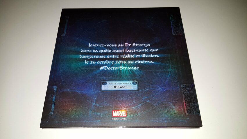 Photo de la surprise de Doctor Strange avec le livre de derrière