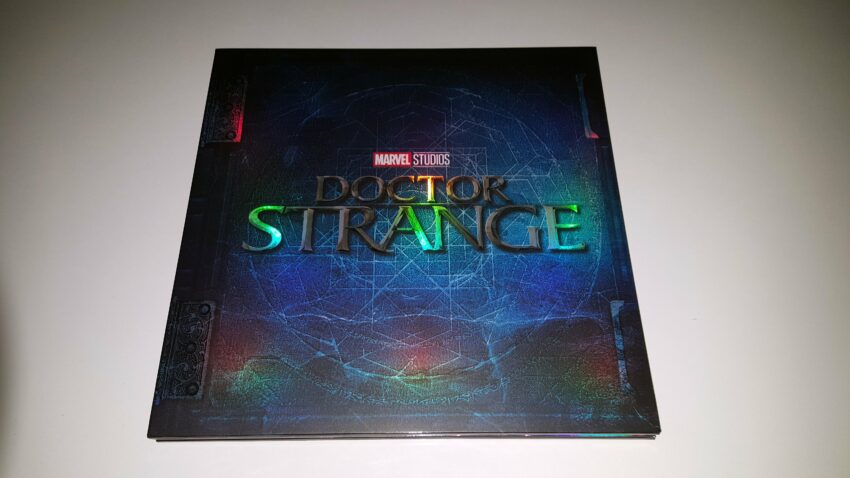 Photo de la surprise de Doctor Strange avec le livre de devant