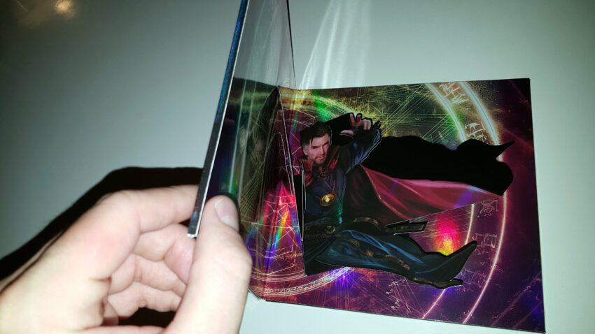 Photo de la surprise de Doctor Strange avec l'ouverture du livre à la moitié