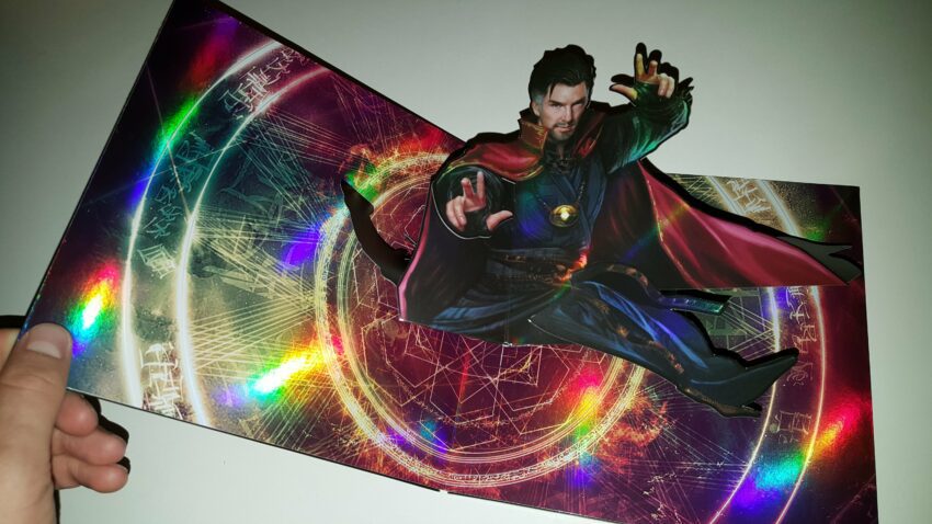 Photo de la surprise de Doctor Strange avec l'ouverture du livre aux trois-quarts