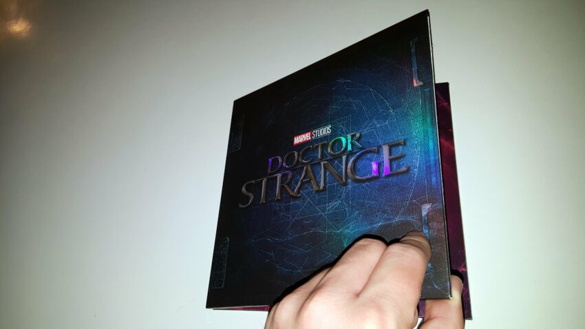 Photo de la surprise de Doctor Strange avec l'ouverture du livre
