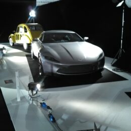 Photo d'une voiture de James Bond, l'Aston Martin DB 10 2014