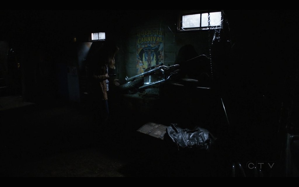 Easter Egg avec la veste en cuir et une partie de la moto de l'épisode 5 'Lockup' de la saison 4 d'Agents of SHIELD