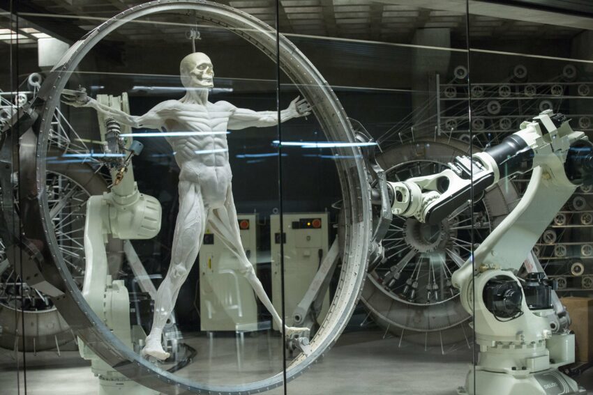 Photo de la saison 1 de Westworld montrant la construction d'un androïde