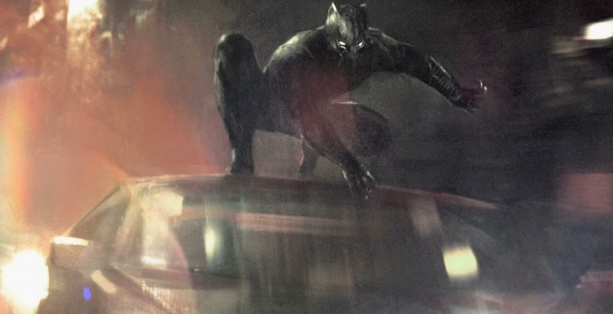 Concept art pour Black Panther avec Black Panther sur une voiture