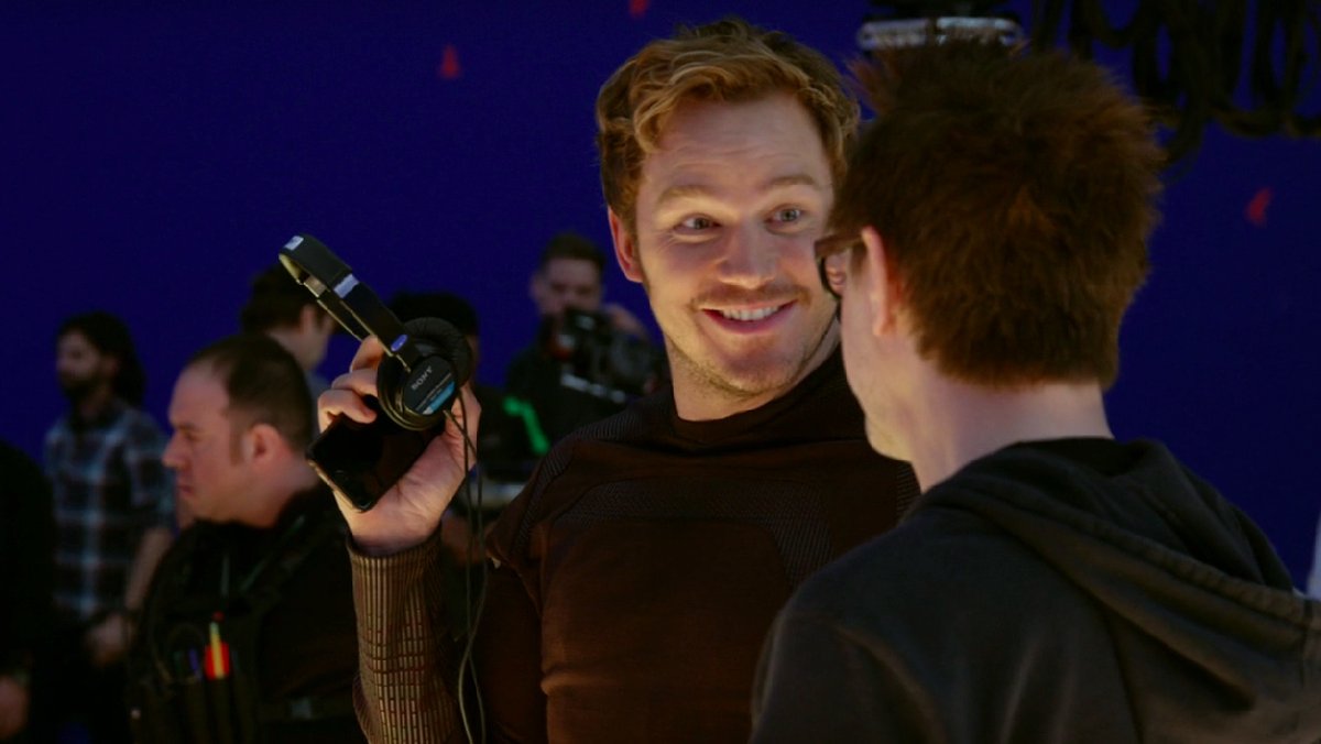 Photo du tournage de Les Gardiens de la Galaxie Vol. 2 avec Chris Pratt en train de sourire à James Gunn