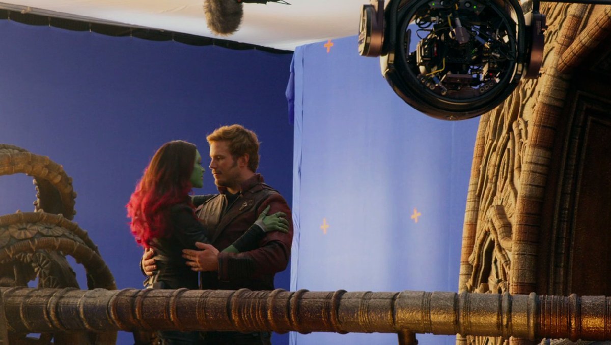 Photo du tournage de Les Gardiens de la Galaxie Vol. 2 avec Star-Lord sur le point d'embrasser Gamora
