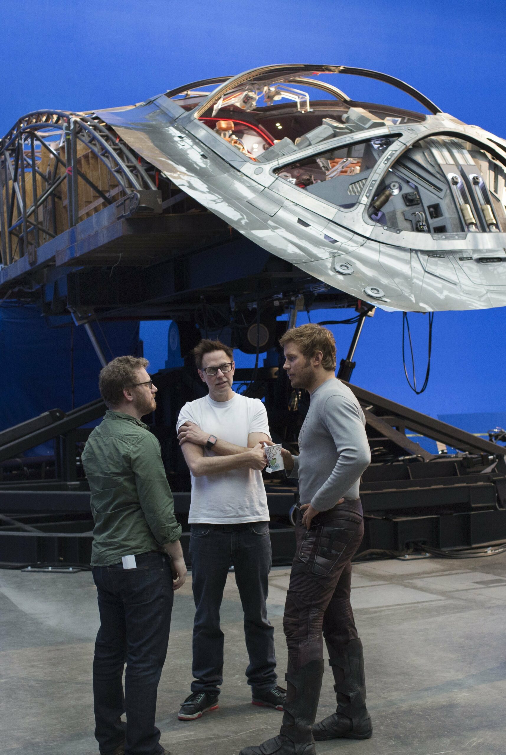 Photo du tournage de Les Gardiens de la Galaxie Vol. 2 avec James Gunn et Chris Pratt devant le Milano