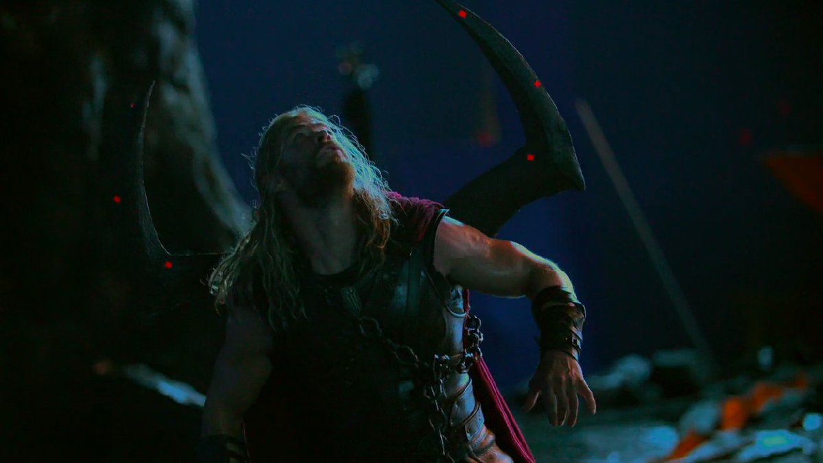 Photo du tournage de Thor: Ragnarok avec Thor regardant vers le haut
