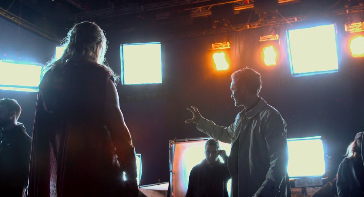 Photo du tournage de Thor: Ragnarok avec Taika Waititi en train de fournir des explications à Chris Hemsworth