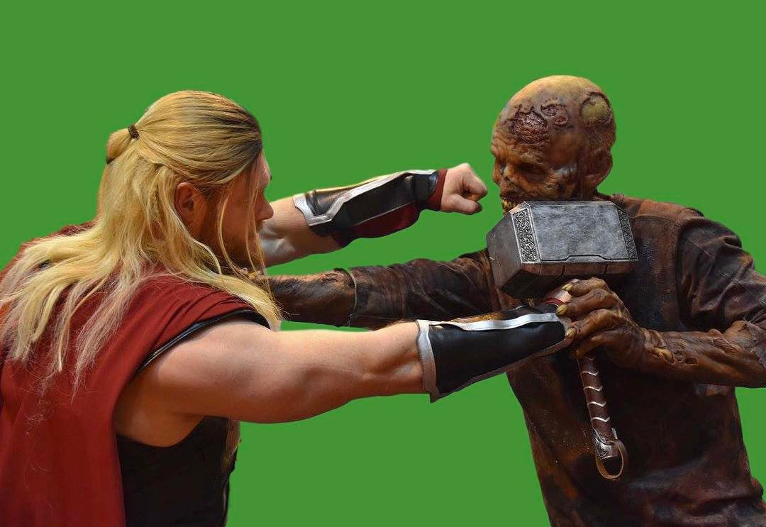 Photo du tournage de Thor: Ragnarok avec Thor contre un zombie