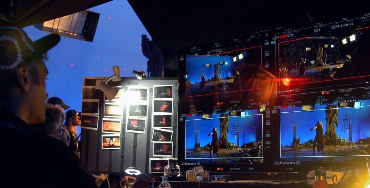 Photo du tournage de Thor: Ragnarok avec Taika Waititi devant quatre écrans