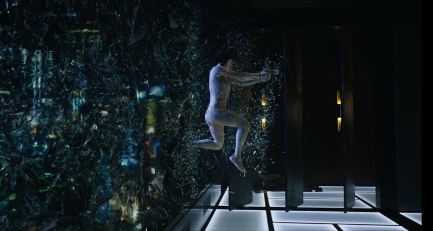 Photo du film Ghost in the Shell avec Scarlett Johansson sautant à travers une vitre