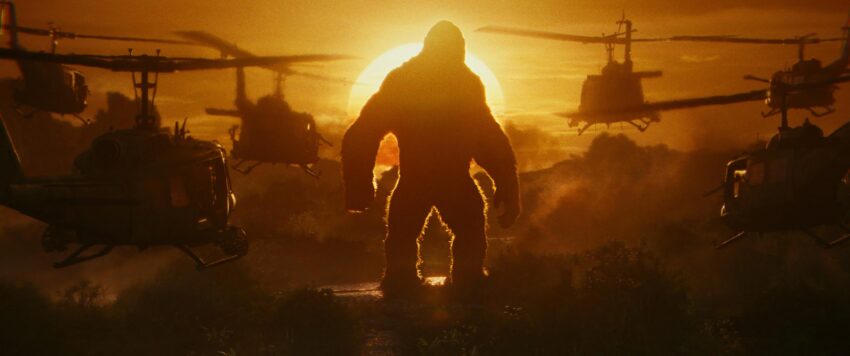 Photo du film Kong: Skull Island avec King Kong face aux hélicoptères américains